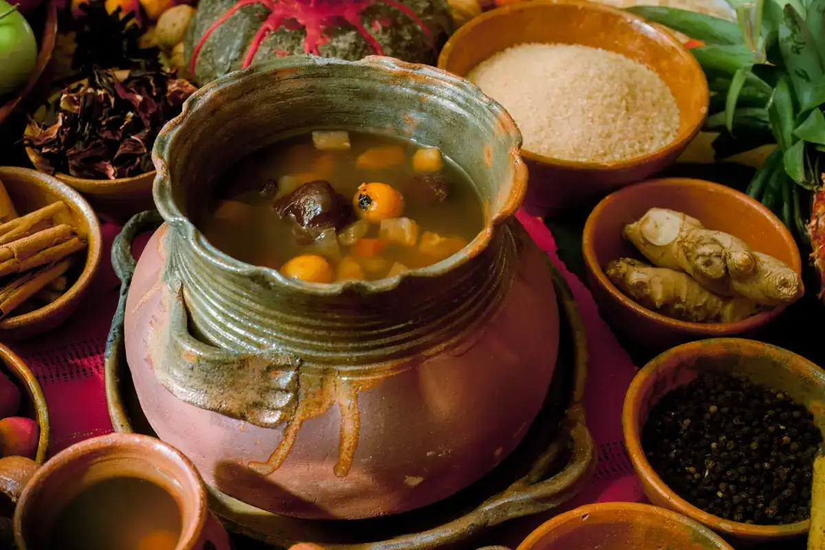 olla de barro con ponche tradicional mexicano
