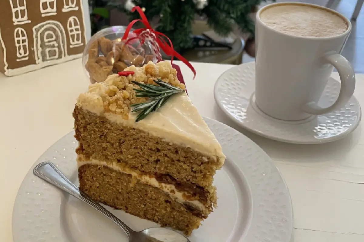 mesa con rebanada de pastel y taza de café