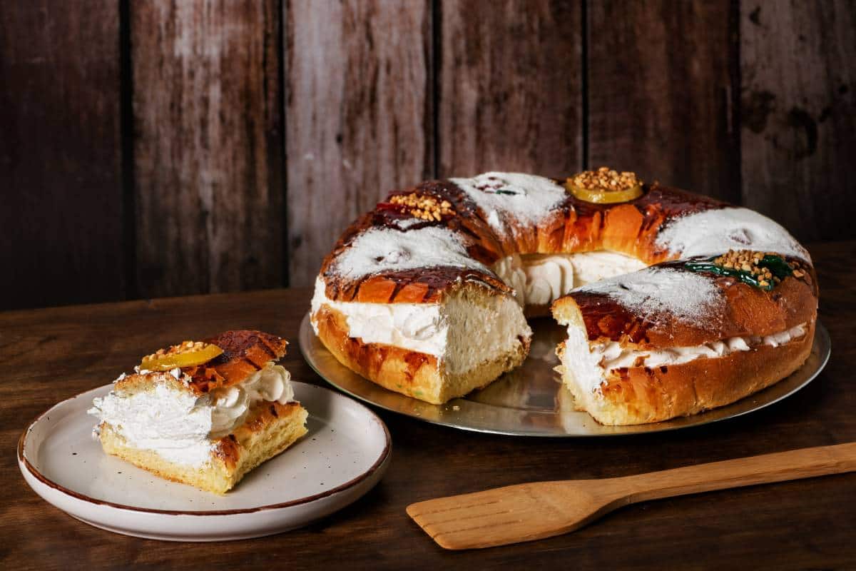 Rosca de reyes con relleno y decoración con azúcar glass.