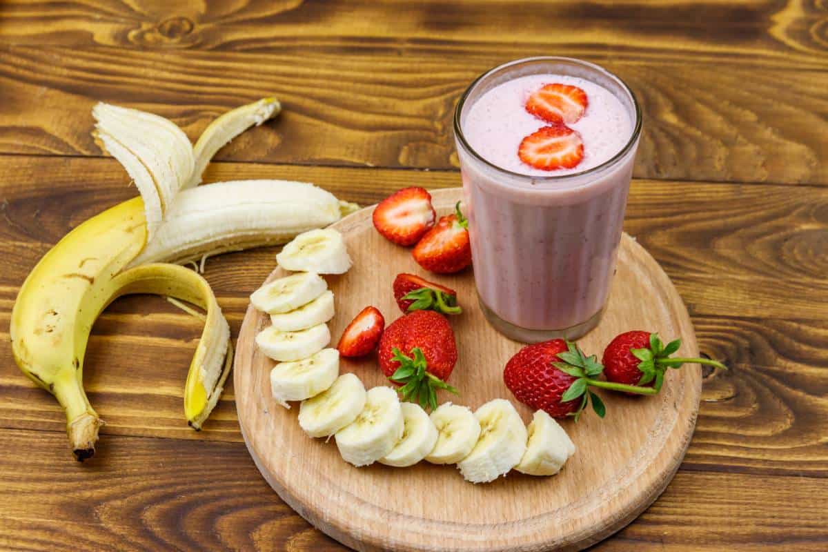 Fresa y plátano cortados para licuado.