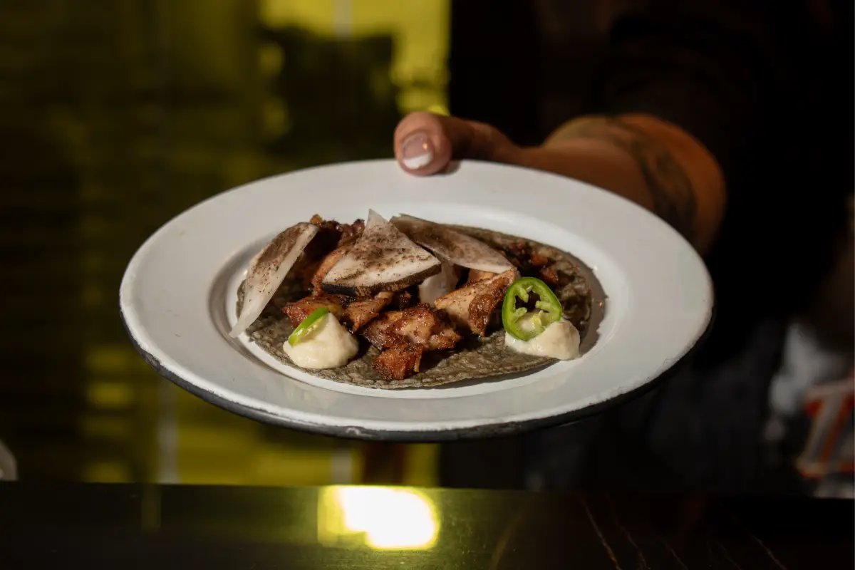 plato con taco de costilla de tizne tacomotora
