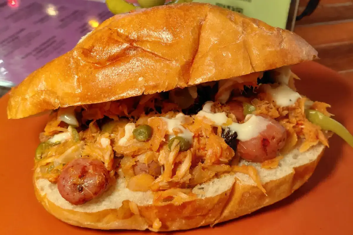 plato con torta de bacalao del restaurante La Chicha