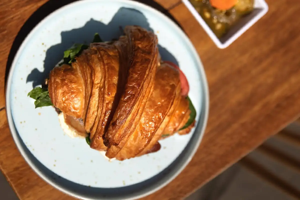 plato con croissant de jamón y queso