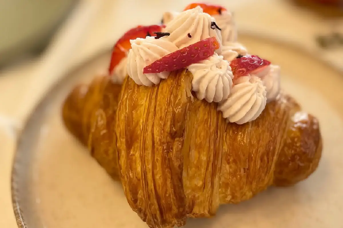 cuernito relleno de fresa