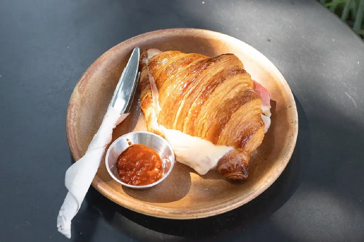 plato con croissant tradicional francés
