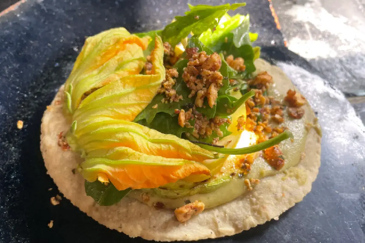 plato con pipián y flor de calabaza de Expendio de Maíz