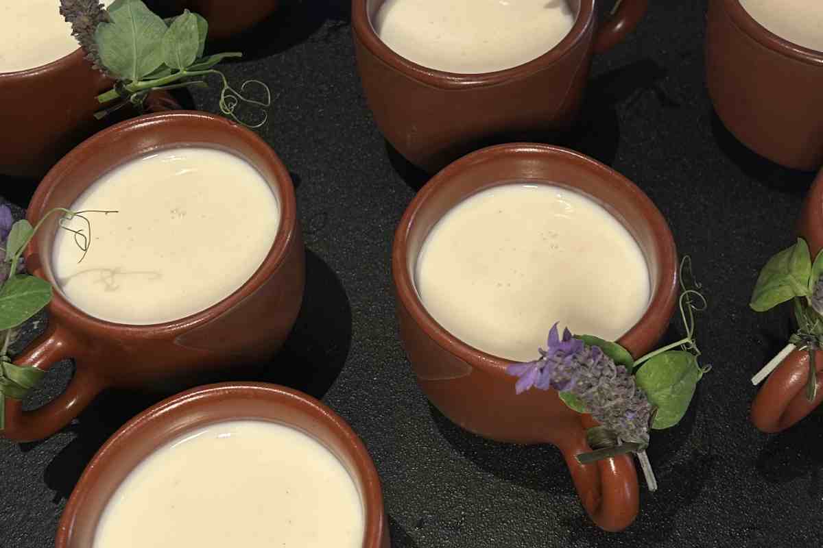 Atole de rosita de cacao bebida del restaurante Corazón de Maguey.