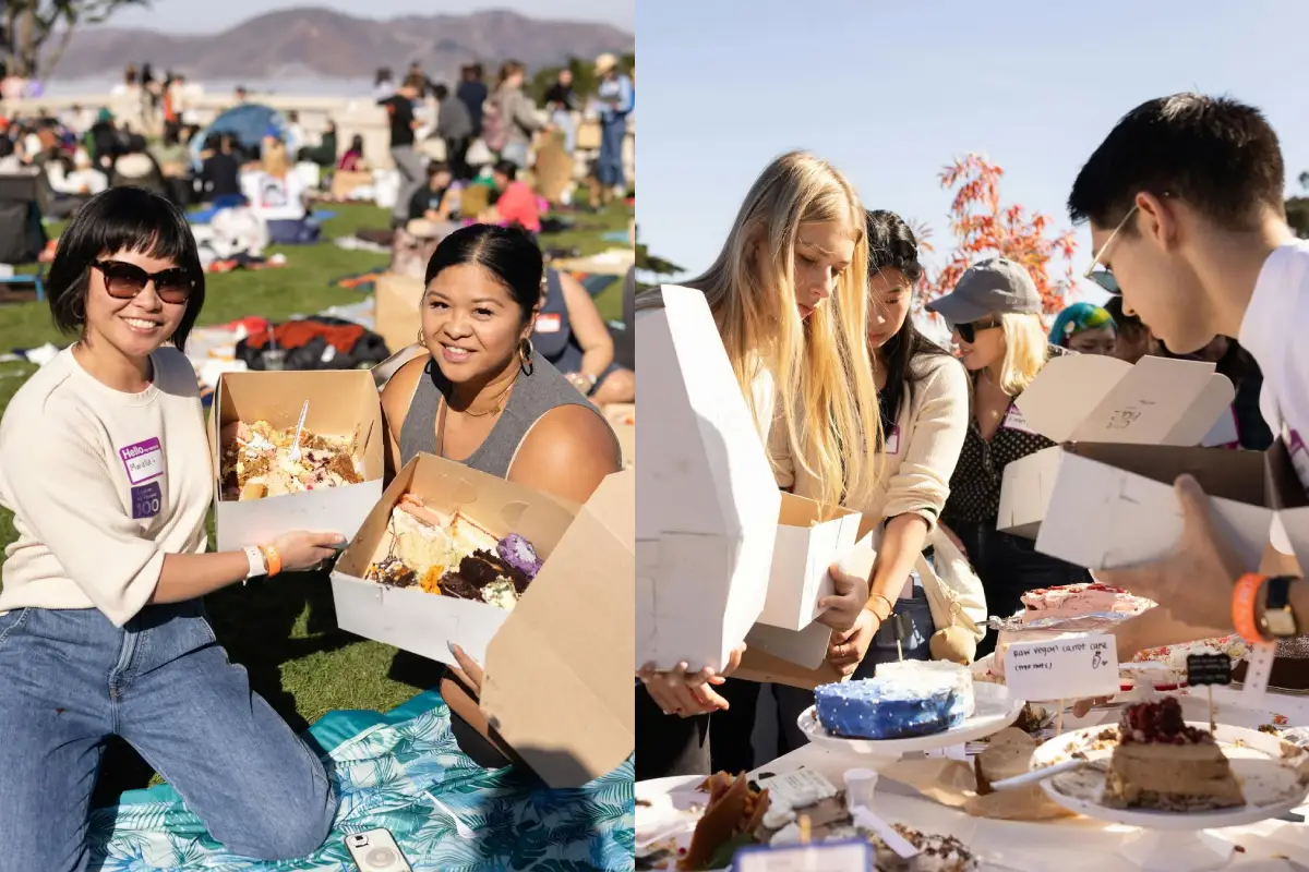 Un grupo de personas toman de una mesa pedazos de pasteles