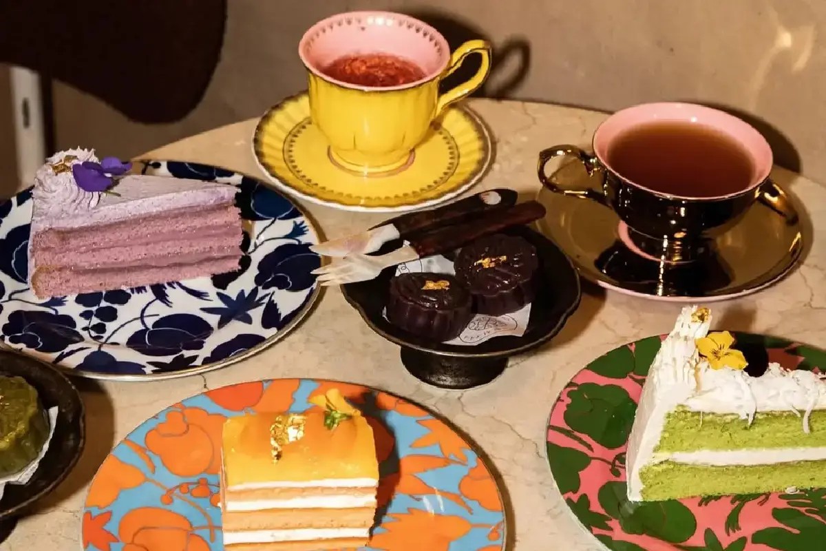 Afternoon tea experience de Somsaa con bocadillos salados y dulces y tés de diferentes partes de Asia