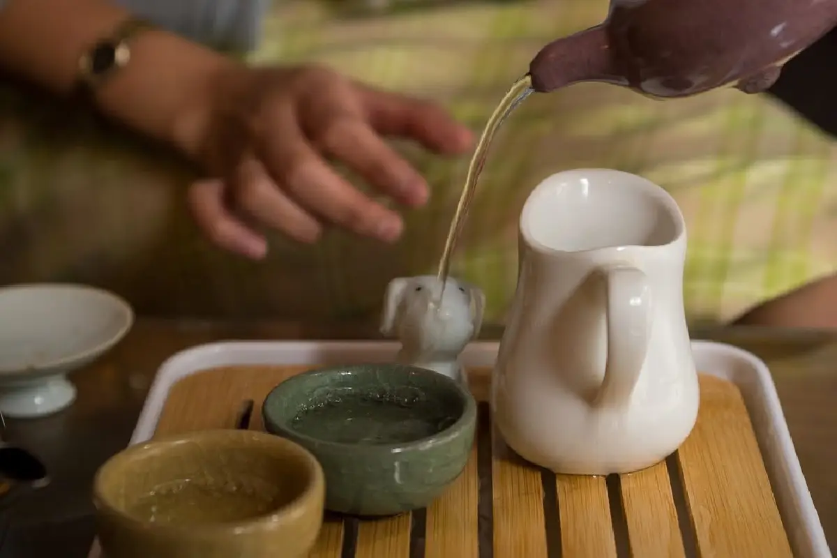 charola de té de bambú con sevicio de tetera de porcelana