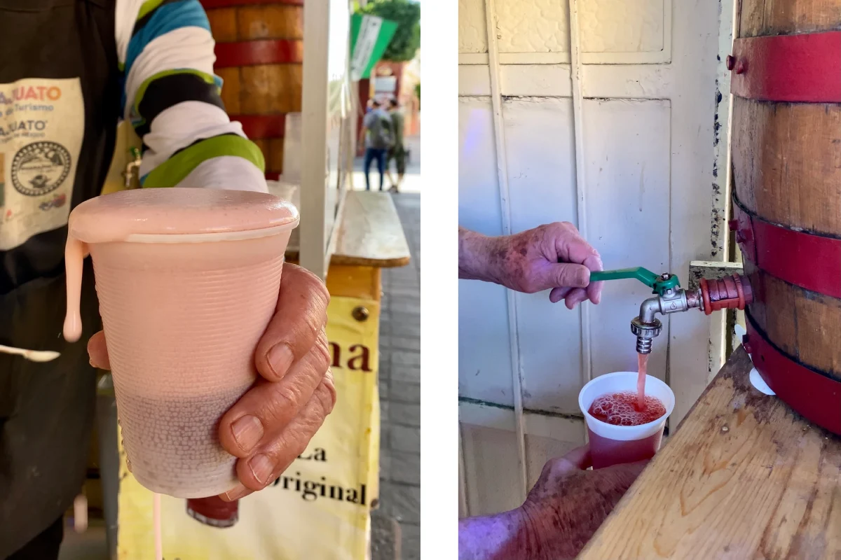 En la izquierda se encuentra un vaso servido con cebadina y a la derecha está un barril de madero que contiene cebadina.