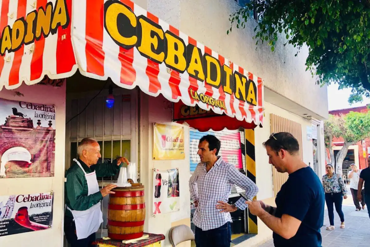 Fachada de un puesto donde se vende la cabadina, bebida típica de León, Guanajuato.