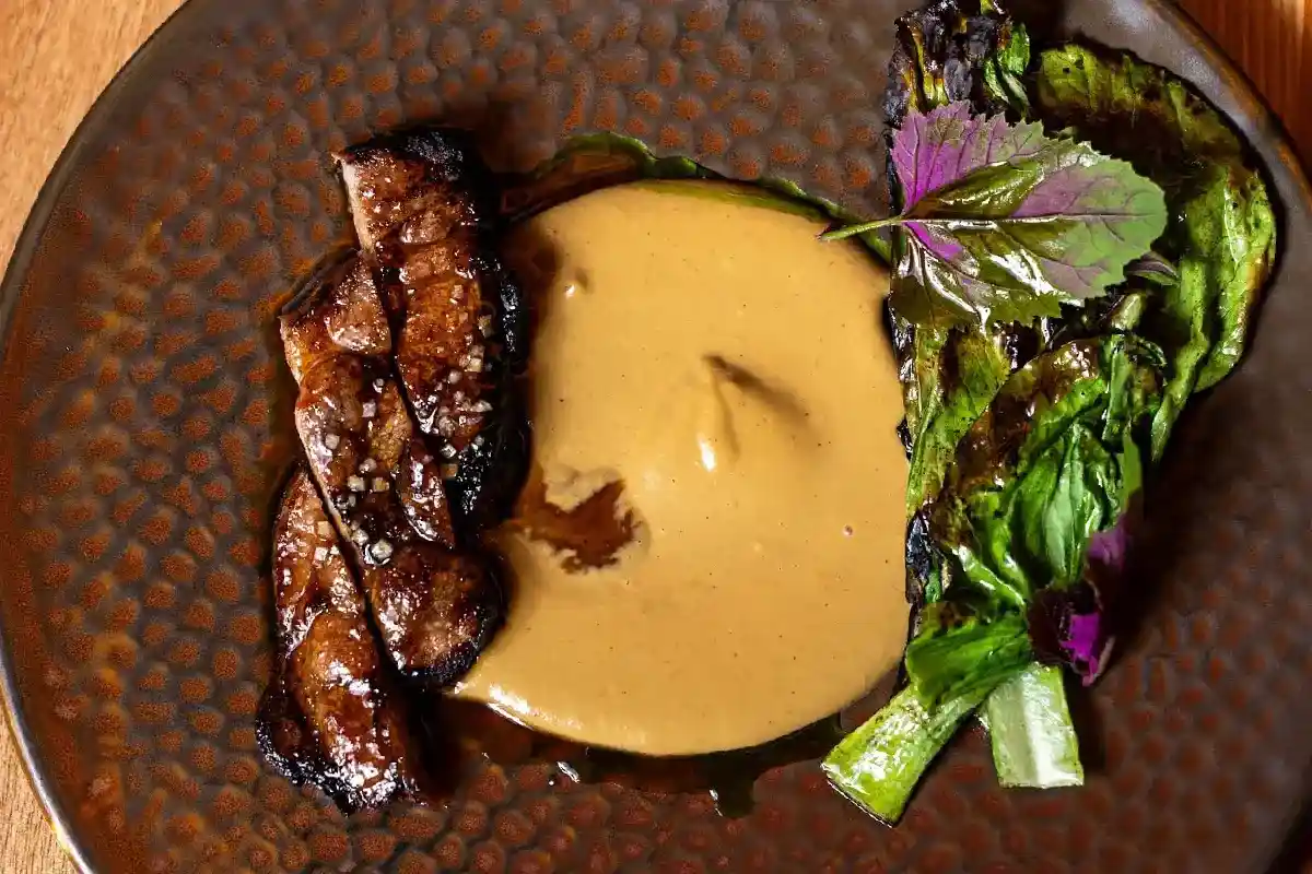 plato de mole con cerdo pelón mexicano