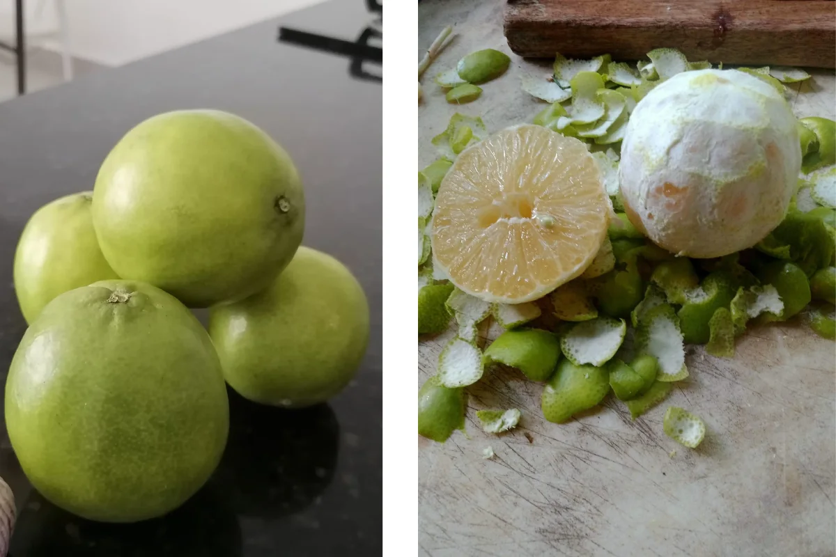 Del lado izquierdo hay un montoncito de chinalima, una fruta citrica de color verde, y del lado derecho está la misma fruta pero pelada.