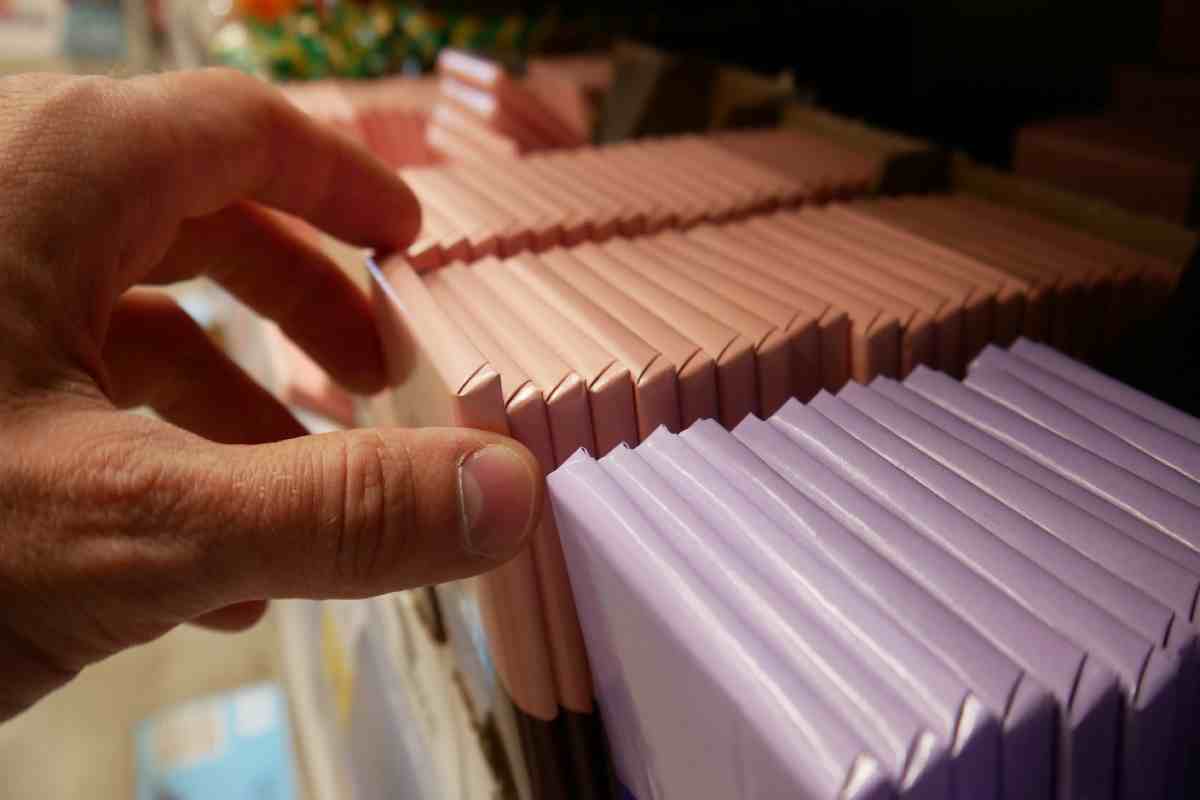 Tablillas de chocolate en mostrador para venta. 