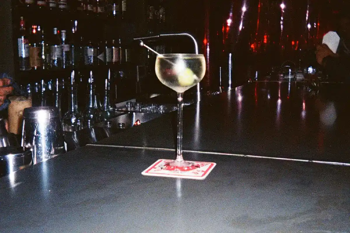 barra de bar con martini