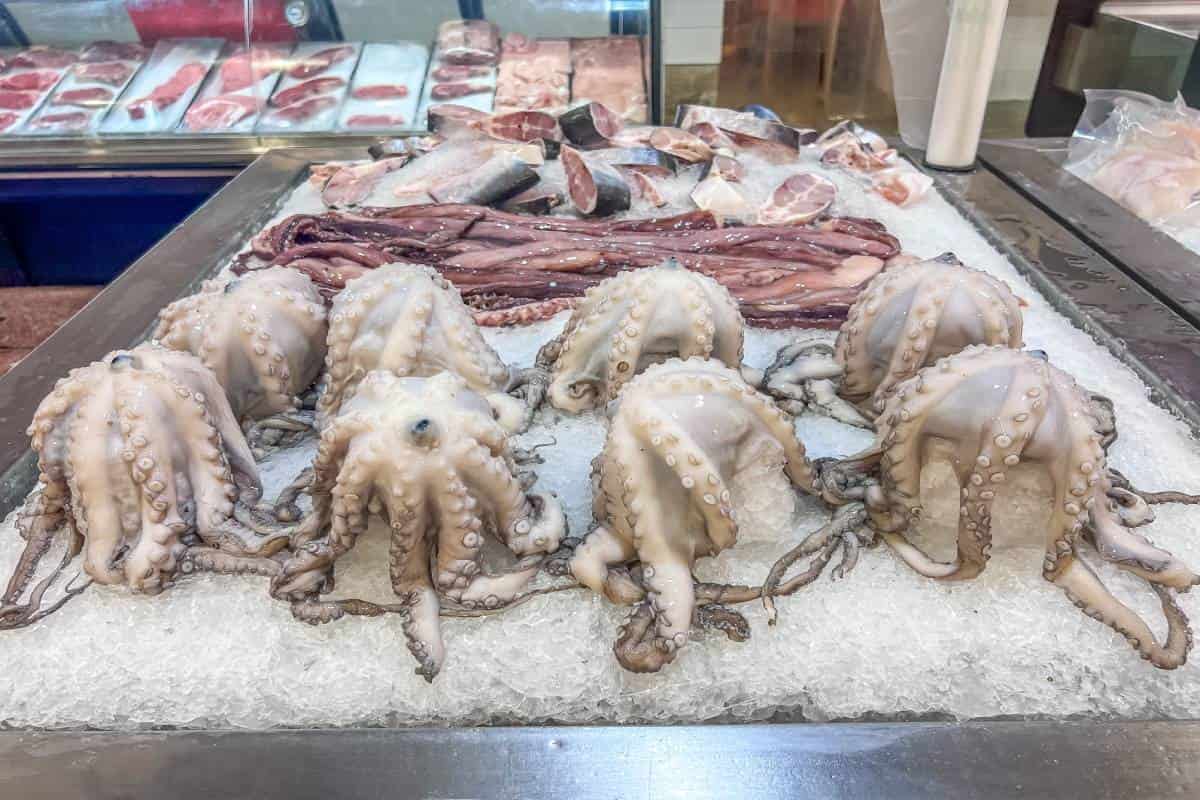 Venta de pulpo en comercio local.