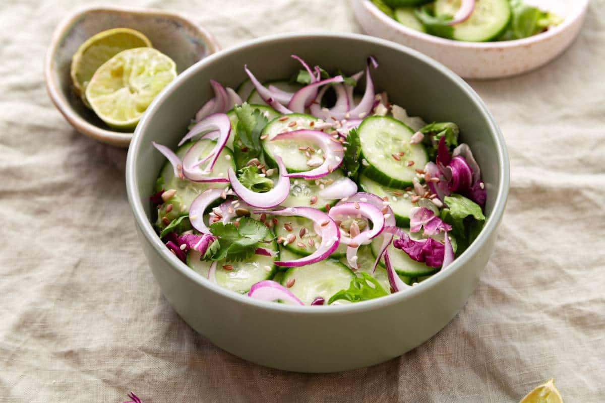 Ensalada de atún con pepino con aderezo de limón y queso crema.