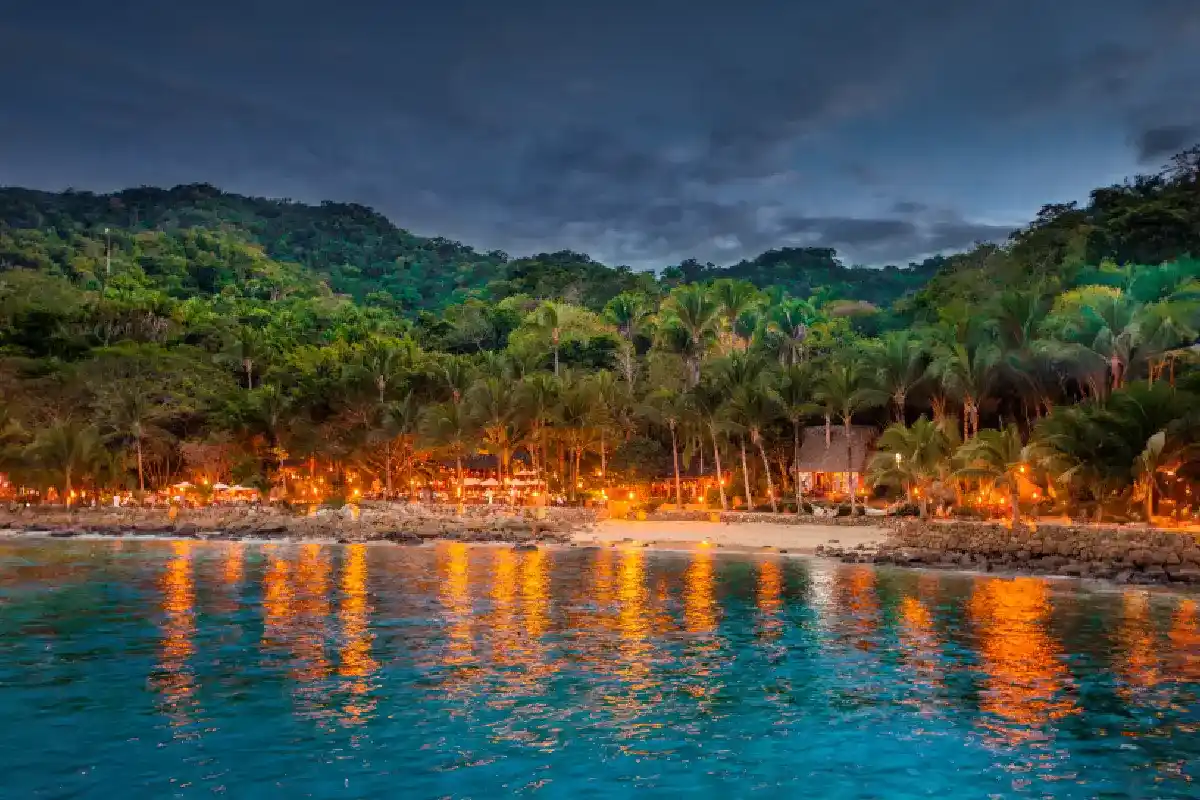 caleta de Vallarta con mesas a pie de playa