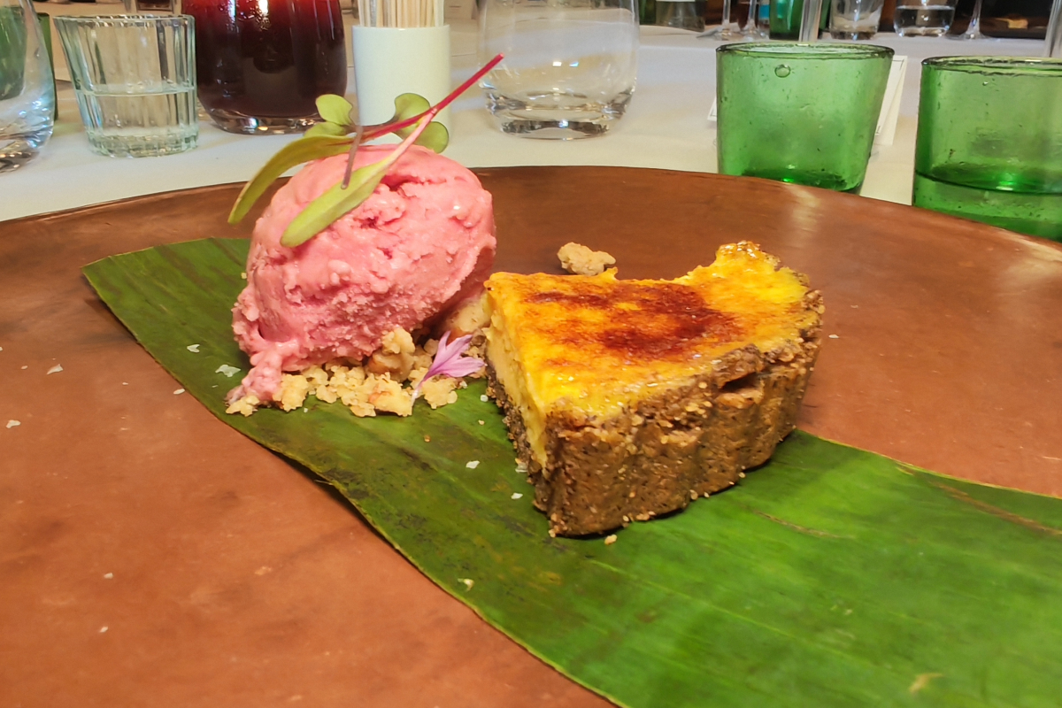 helado y tarda de pulque en plato de barro