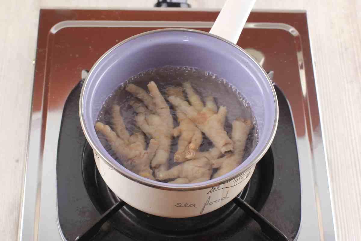 Cocción de patitas de pollo a fuego lento.