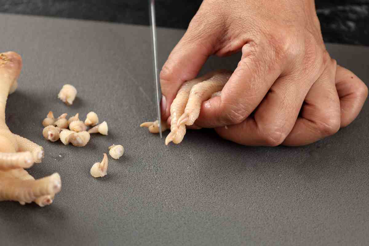 Limpieza de patitas de pollo.
