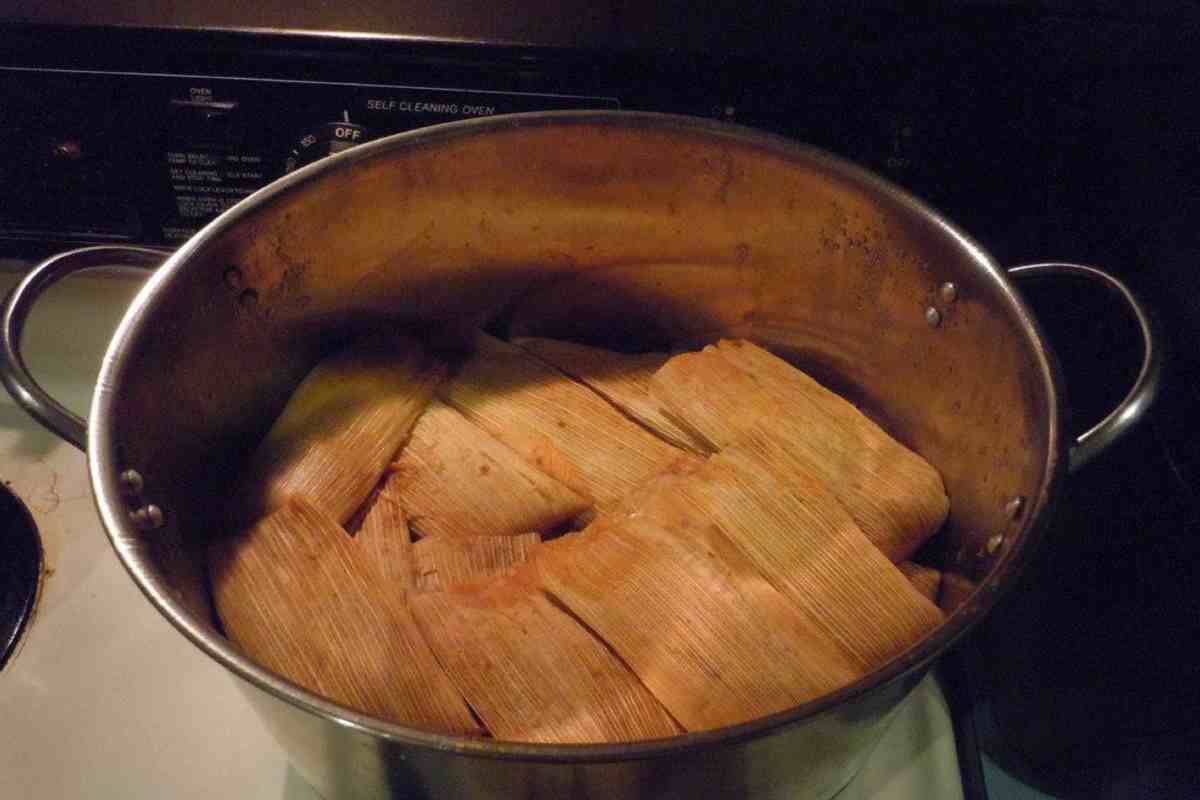 Tamales colocados en olla al vapor.