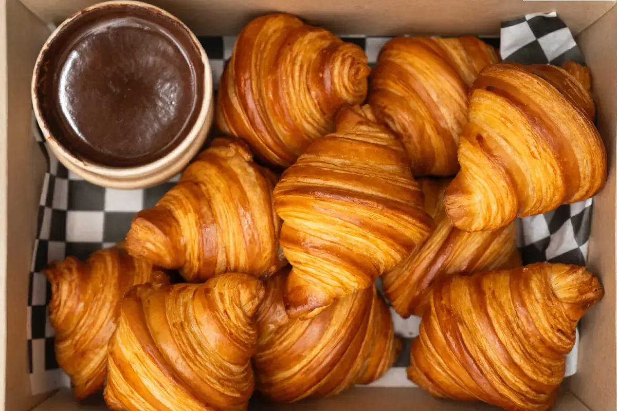 caja de croissants con dip de chocolate