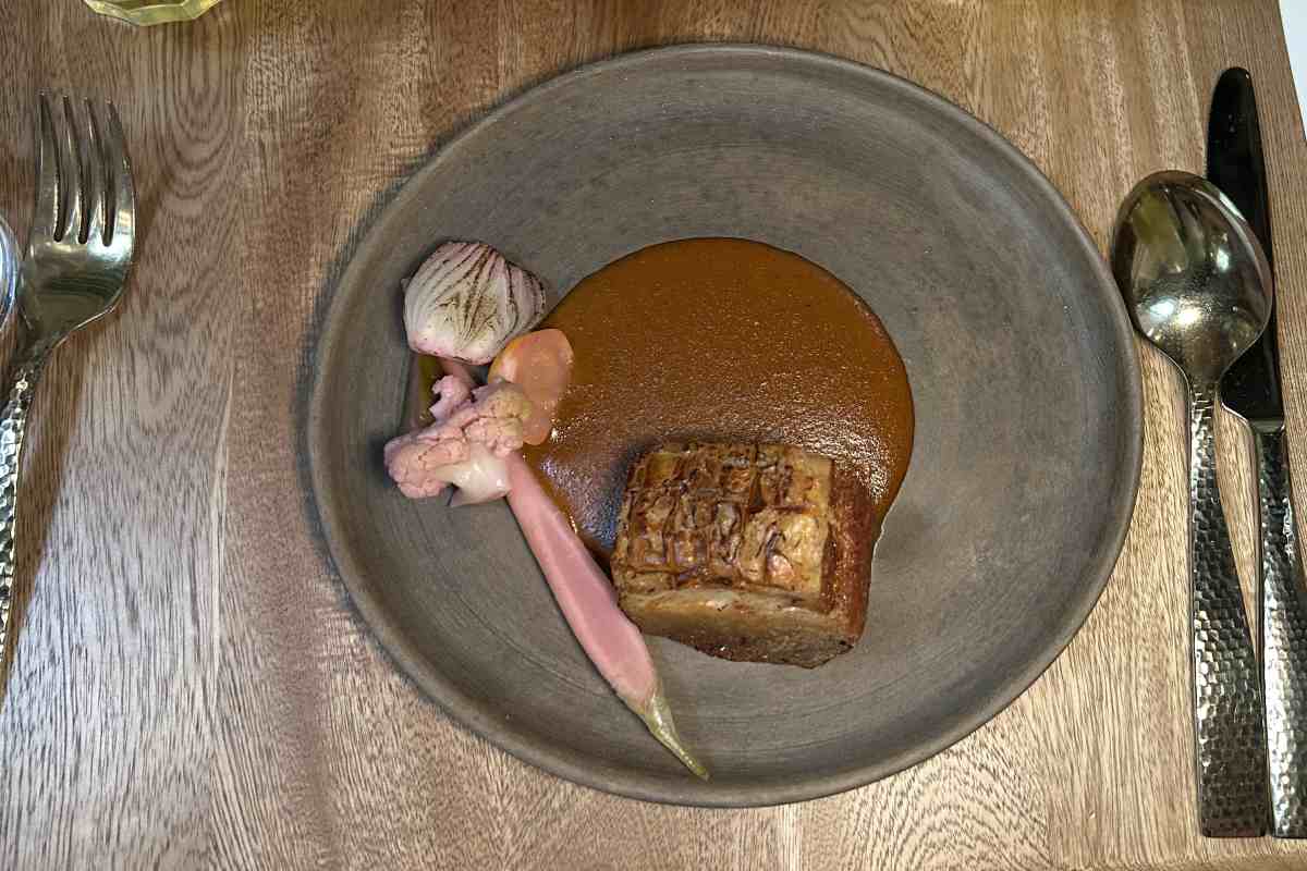 Platillo del restaurante los Danzantes, Mole costeño y cerdo.