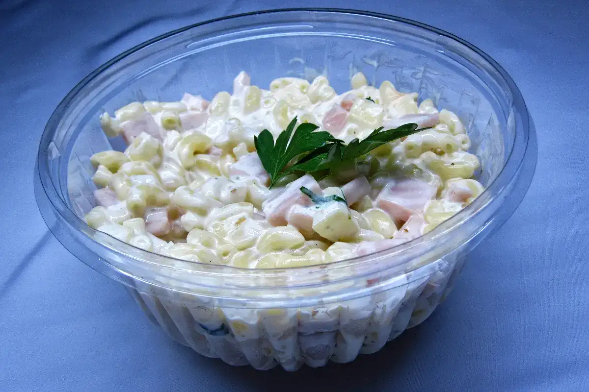 plato con sopa de coditos con crema y jamón