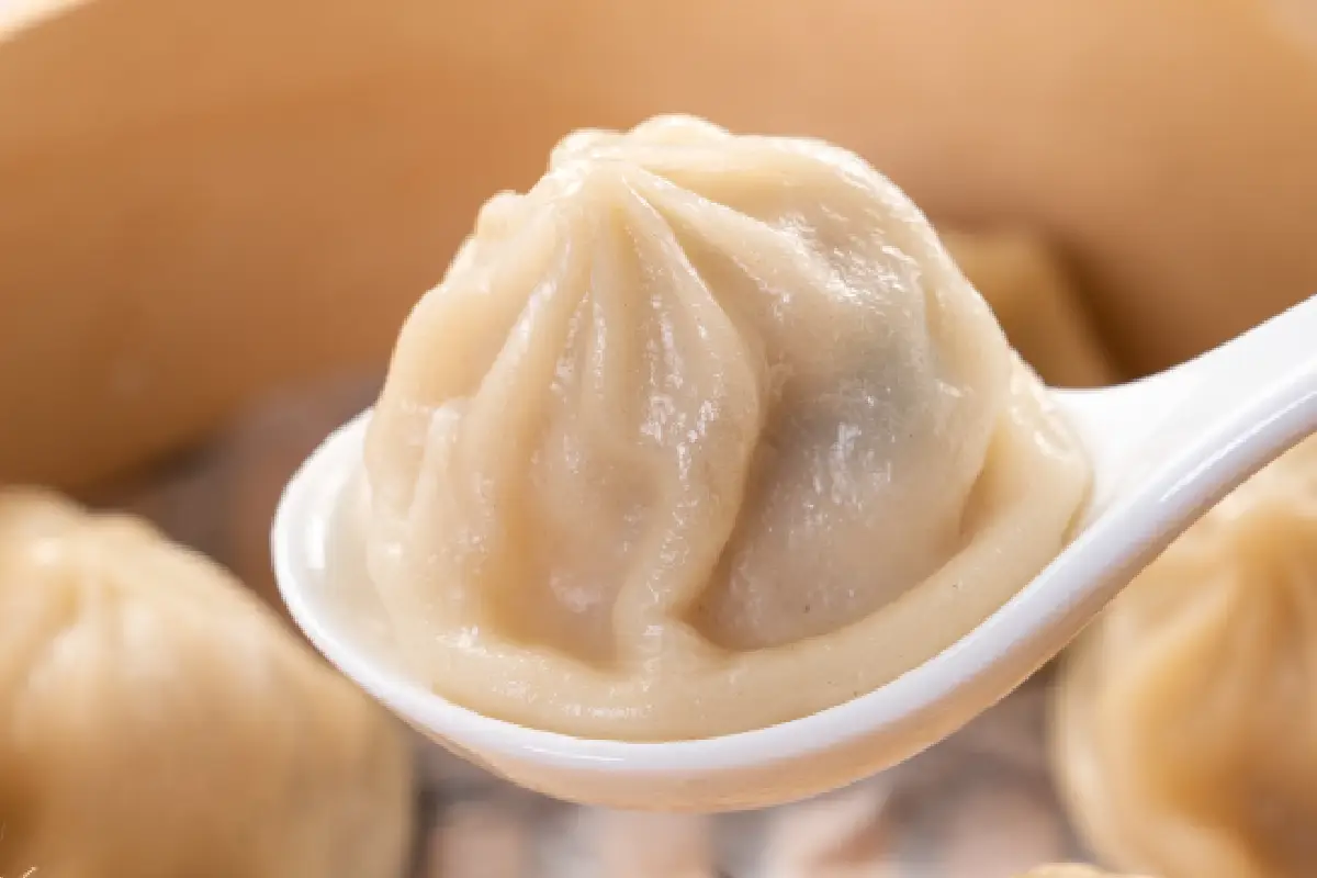 cuchara con dumpling pequeño