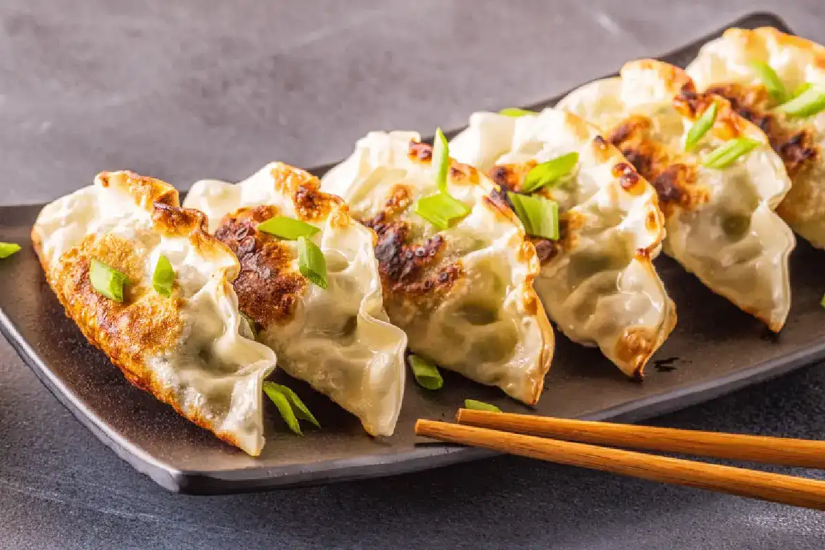 plato con palillos y gyozas japonesas