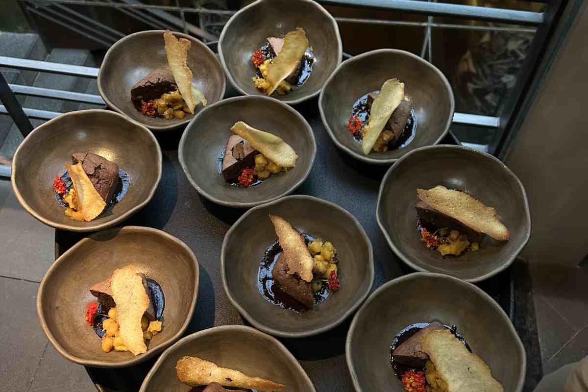  Postre en el restaurante los danzantes Brownie y mole de chocolate.