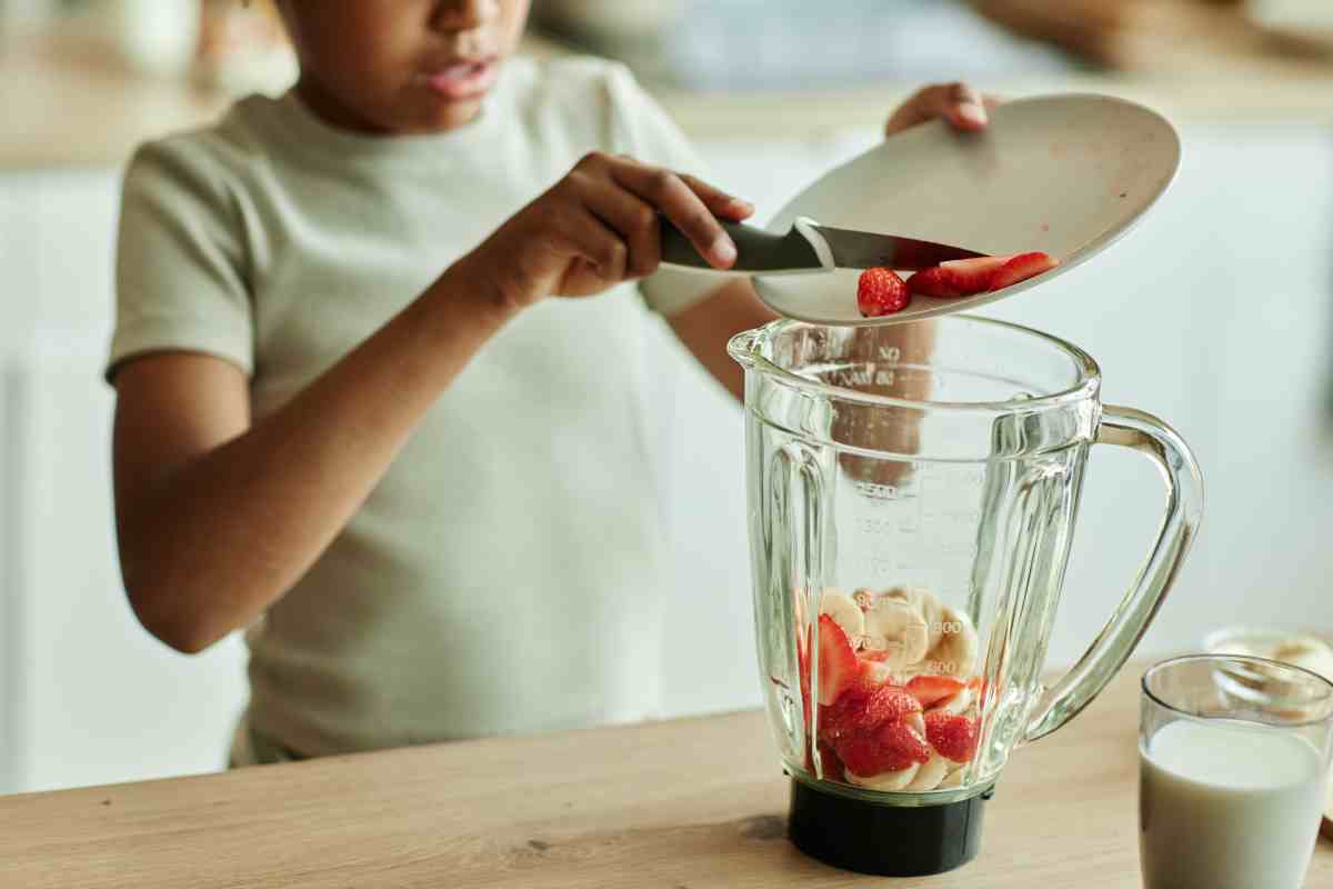 Preparación de smoothie de fresa en licuadora.