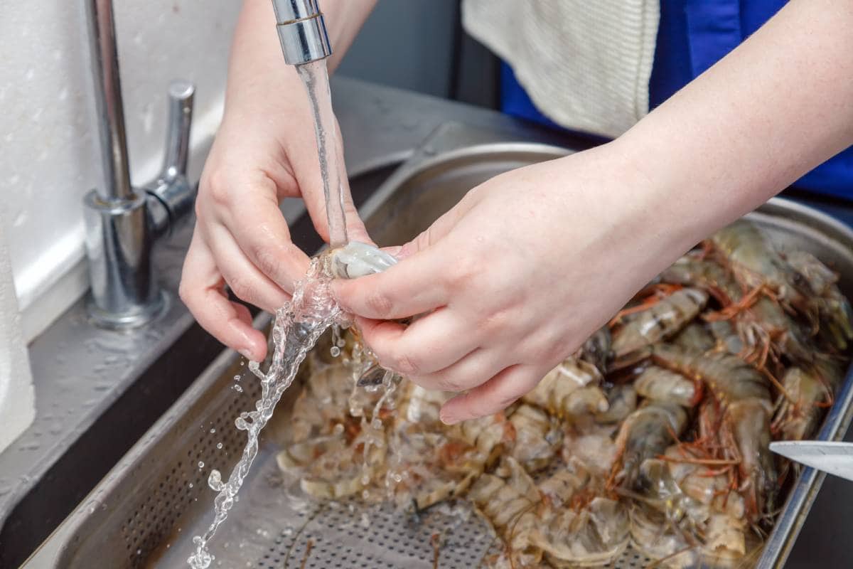 Limpieza de camarones para cocinarlos.