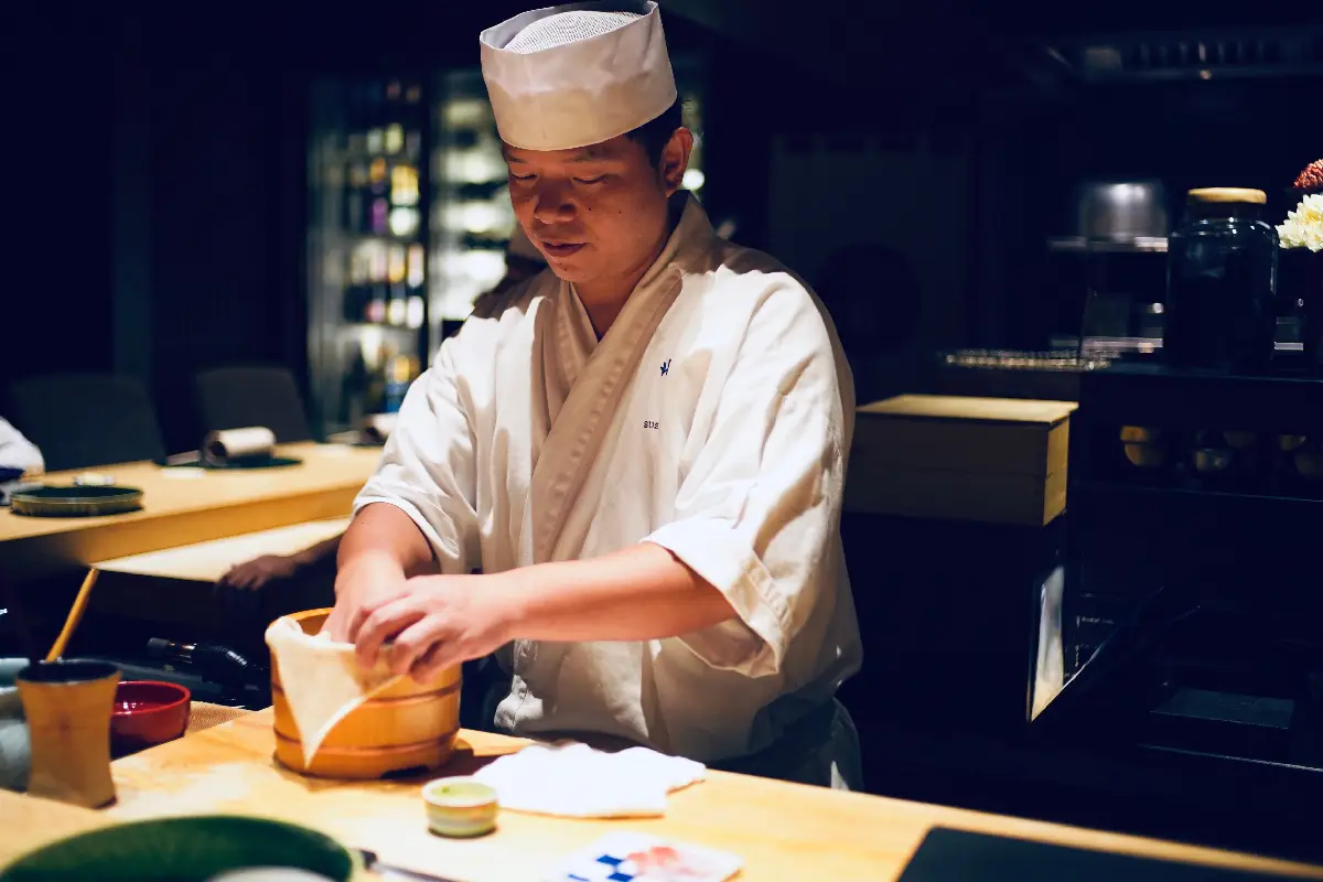 toma de itamae japonés en barra de sushi 