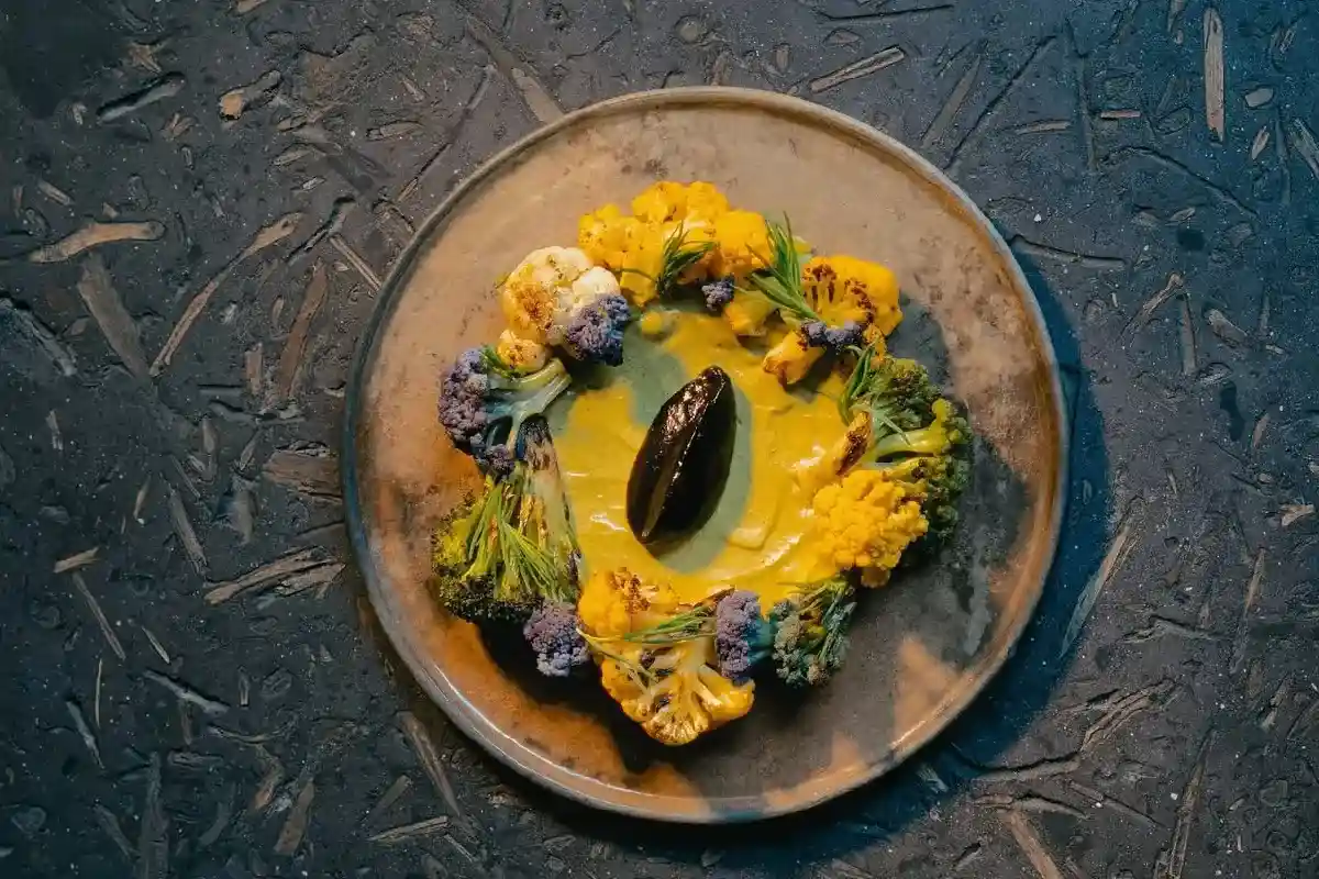 plato de vegetales rostizados con pipián verde