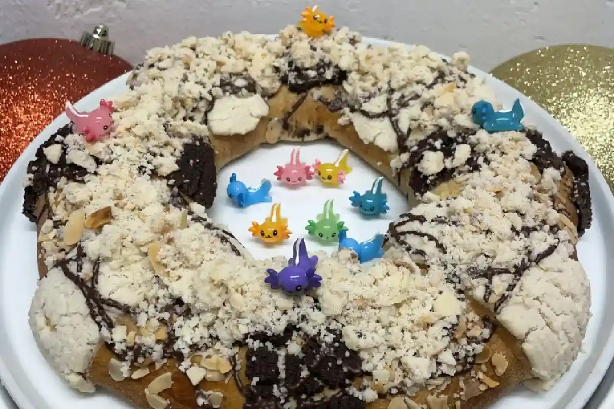 rosca de reyes con figuras de ajolotes