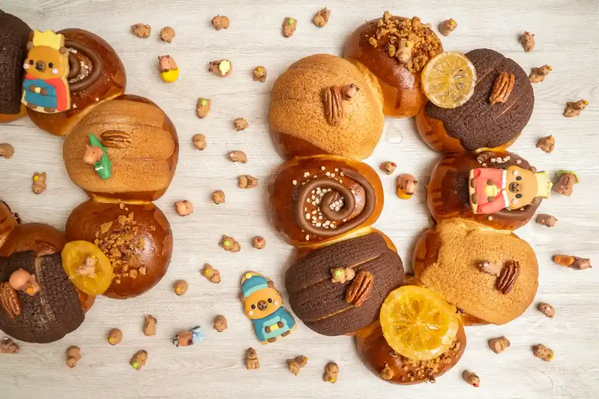 rosca de reyes decorada con figuras de capibara
