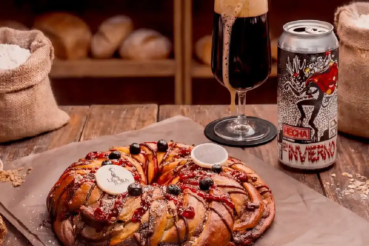mesa con rosca de reyes y cerveza de temporada de Yeccan