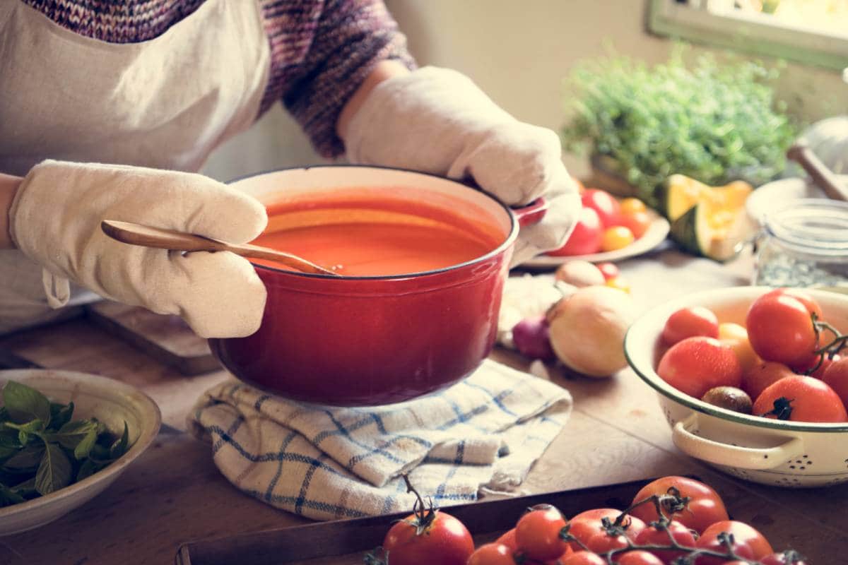 Preparación de salsa de tomate casera para lasaña.