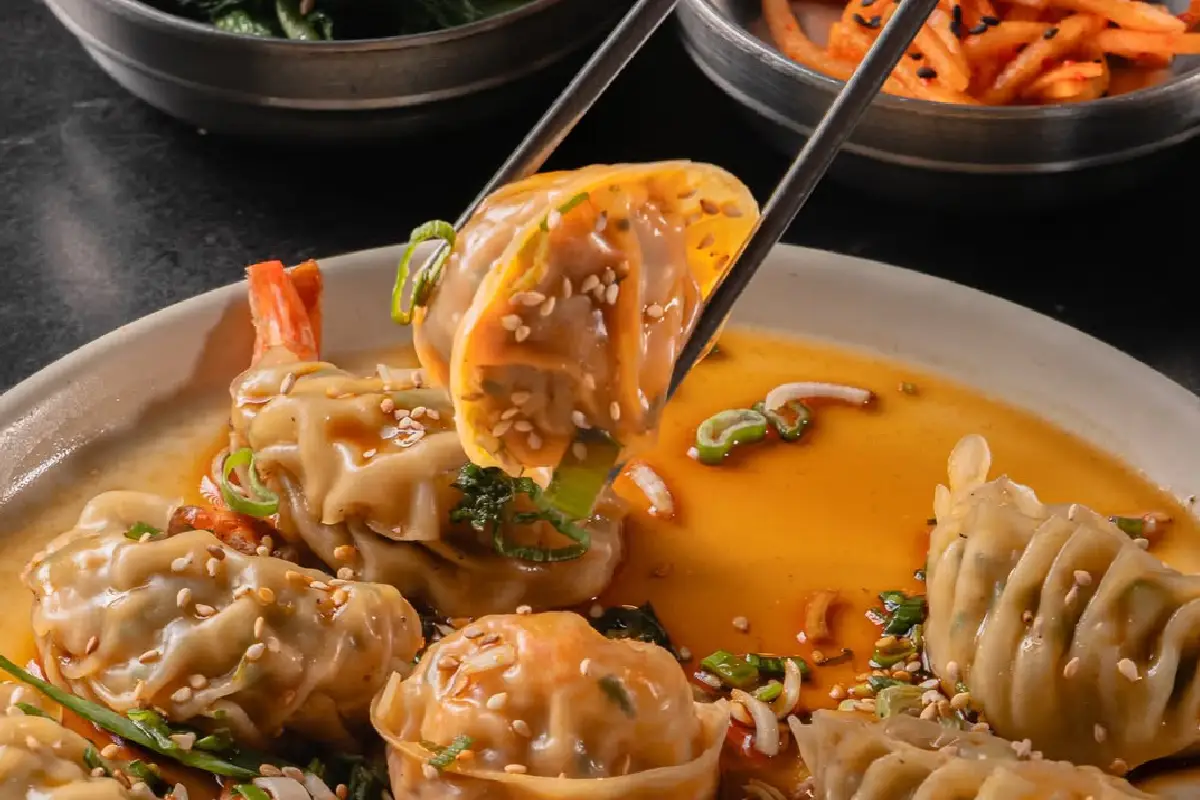 plato con diferentes tipos de dumplings coreanos del restaurante Xeul