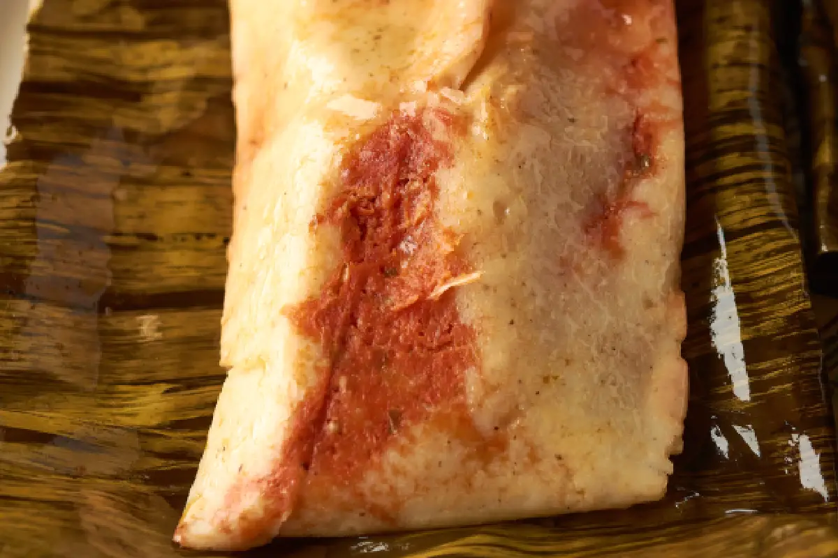 tamal de rajas en hoja de plátano