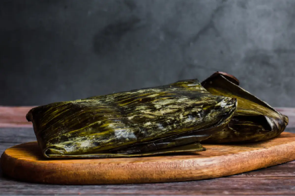 plato de tamal en hoja de plátano