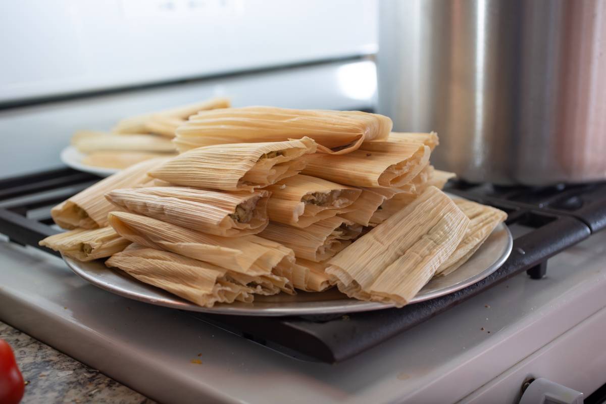 Tamales realizados con hoja de maíz recién sacados de la olla.