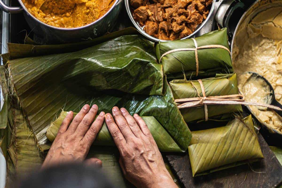 Elaboración de tamales con hoja de plátano./ Foto: Shutterstock 