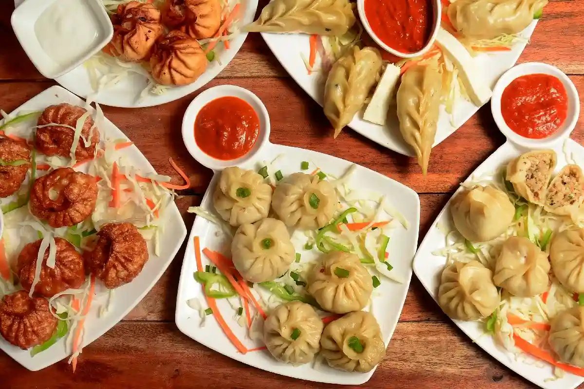 mesa con diferentes platos de dumplings