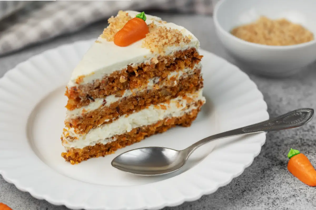 rebanada de pastel de zanahoria