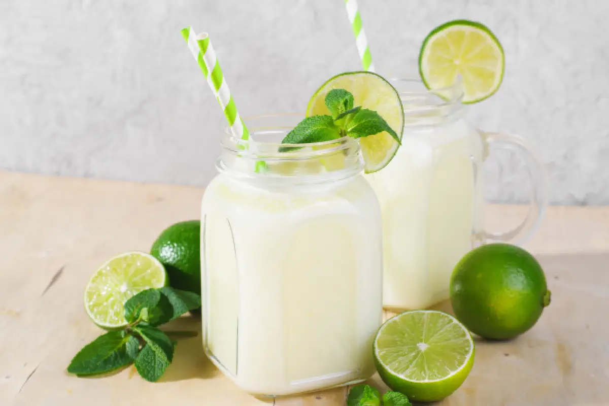 vaso de limonada brasileña con leche condensada