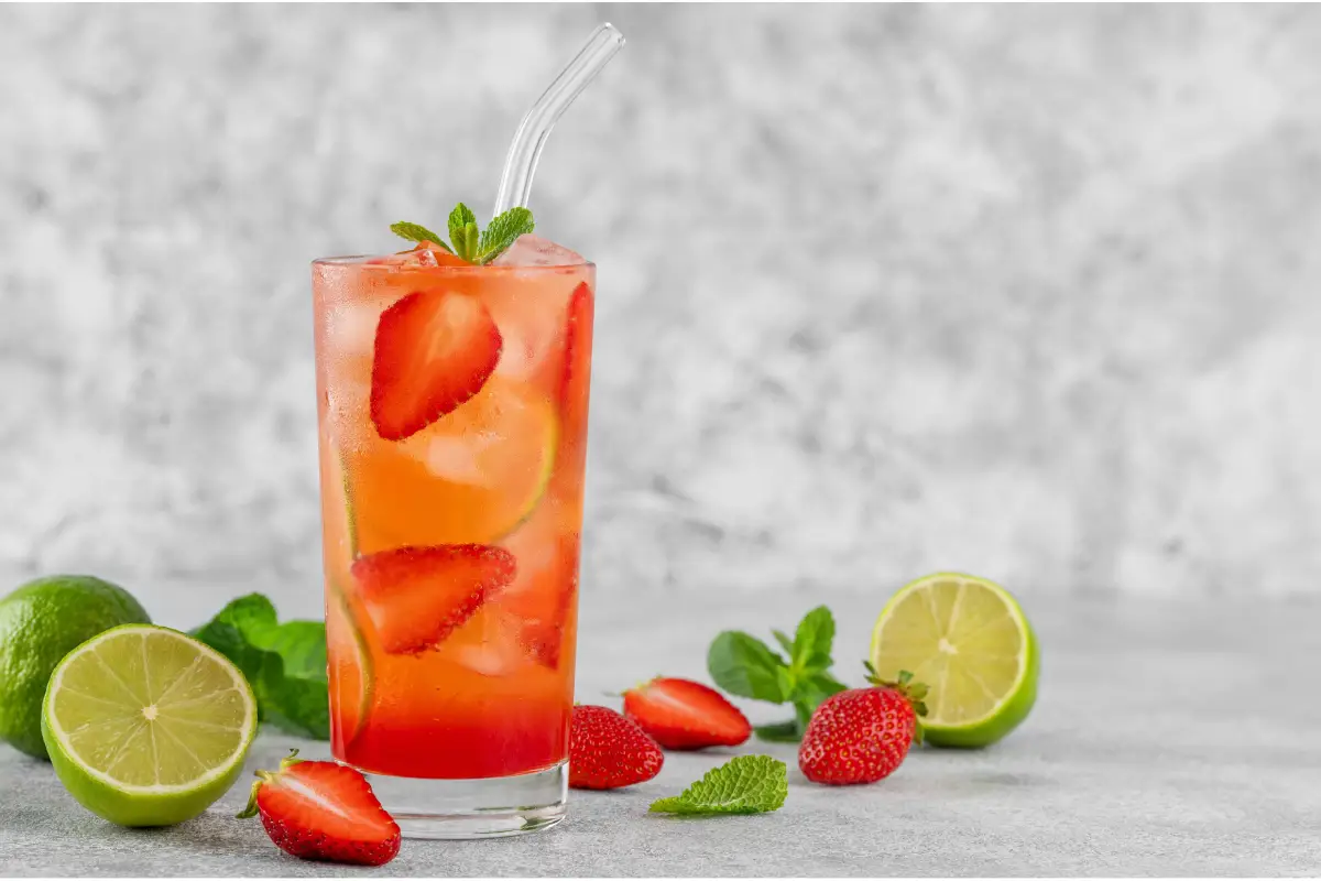 vaso de limonada de fresa casera